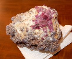 Mineralienstufe, Roter Turmalin auf Biotit