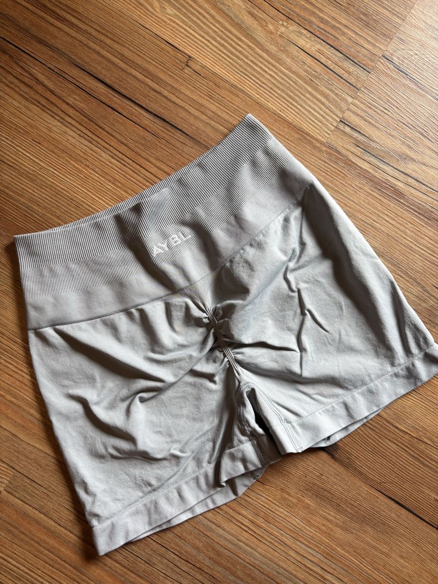 Aybl Leggings: Graue Gym Shorts Aybl Gr. S – Nuovo (secondo la descrizione) da Grindelwald venduto da Kikaa99