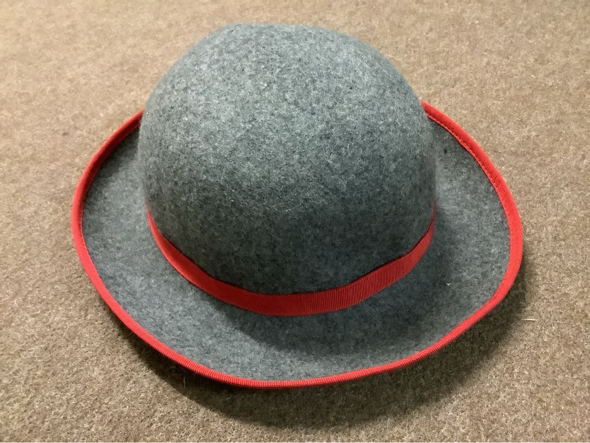 Chapeaux, bonnets & casquettes: Filzhut Grau mit rotem Band, Gr. 55 – D'occasion à Adlikon b.Regensdf par Abraxas09 2