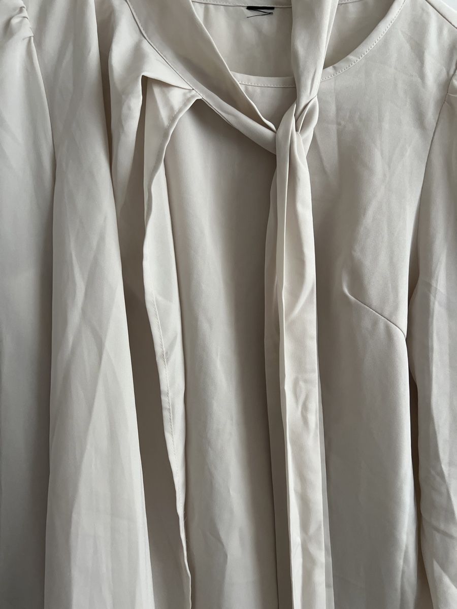 Shein Blusen: Chemisier beige avec nœud taille S – Neu (gemäss Beschreibung) aus Renens VD von sar_bwz5 3
