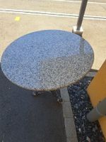 Runder Granittisch mit schmiedeeisernem Fuss