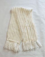 Handgestrickter Schal weiss mit Fransen, warm für den Winter
