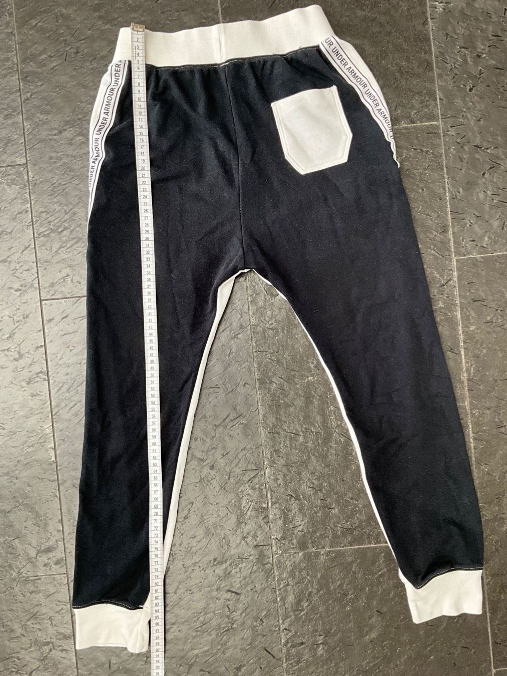 Hosen: Trainerhose, UNDER ARMOUR, Mädchen (ca. 10-12) – Gebraucht aus Stäfa von Rbeerli0 4