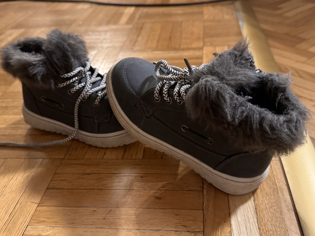 Scarpe per ragazze: Chaussures d'hiver enfant, pointure 28 – Usato da La Chaux-de-Fonds venduto da Sabinchenn