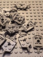 Lego 12x Platten 2x2 mit Räderhalter (6157) hellgrau