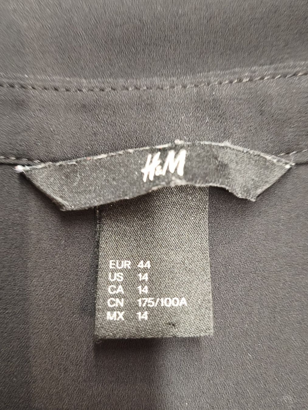 H&M Chemisiers: Bluse H&M schwarz Grösse 44 neuwertig – Neuf (Voir description) à Emmetten par SecondhandSiska 3