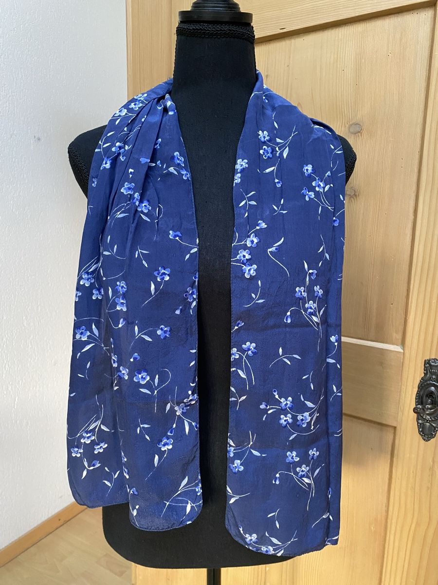 Fabric Frontline Foulard & Sciarpe: Blauer Seidenschal mit Blumenmuster - Top Zustand! – Nuovo (secondo la descrizione) da Buochs venduto da H16
