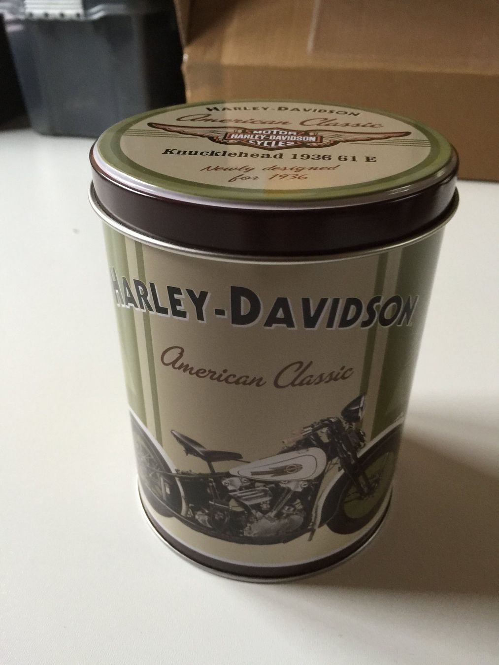 Harley-Davidson Tutte le decorazioni: Harley-Davidson Blechdose American Classic Knucklehead 1936 – Usato da St.Gallenkappel venduto da RocknSkull 1