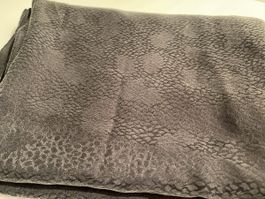 Grauer Stoff mit Muster im Stoff ca. 265x90cm (t:2)