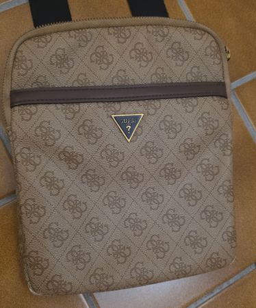 Umhängetasche Guess braun Logo Muster neuwertig