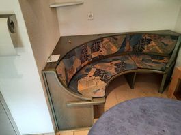 Eckbank mit rundem Tisch