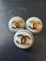 Lot de 3 boutons authentiques Chanel–Logo CC doré–Vintage