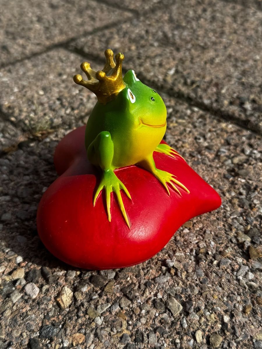 Statuette: Froschkönig Herz – Usato da Egg b. Zürich venduto da Brocki_Insel_Egg 1