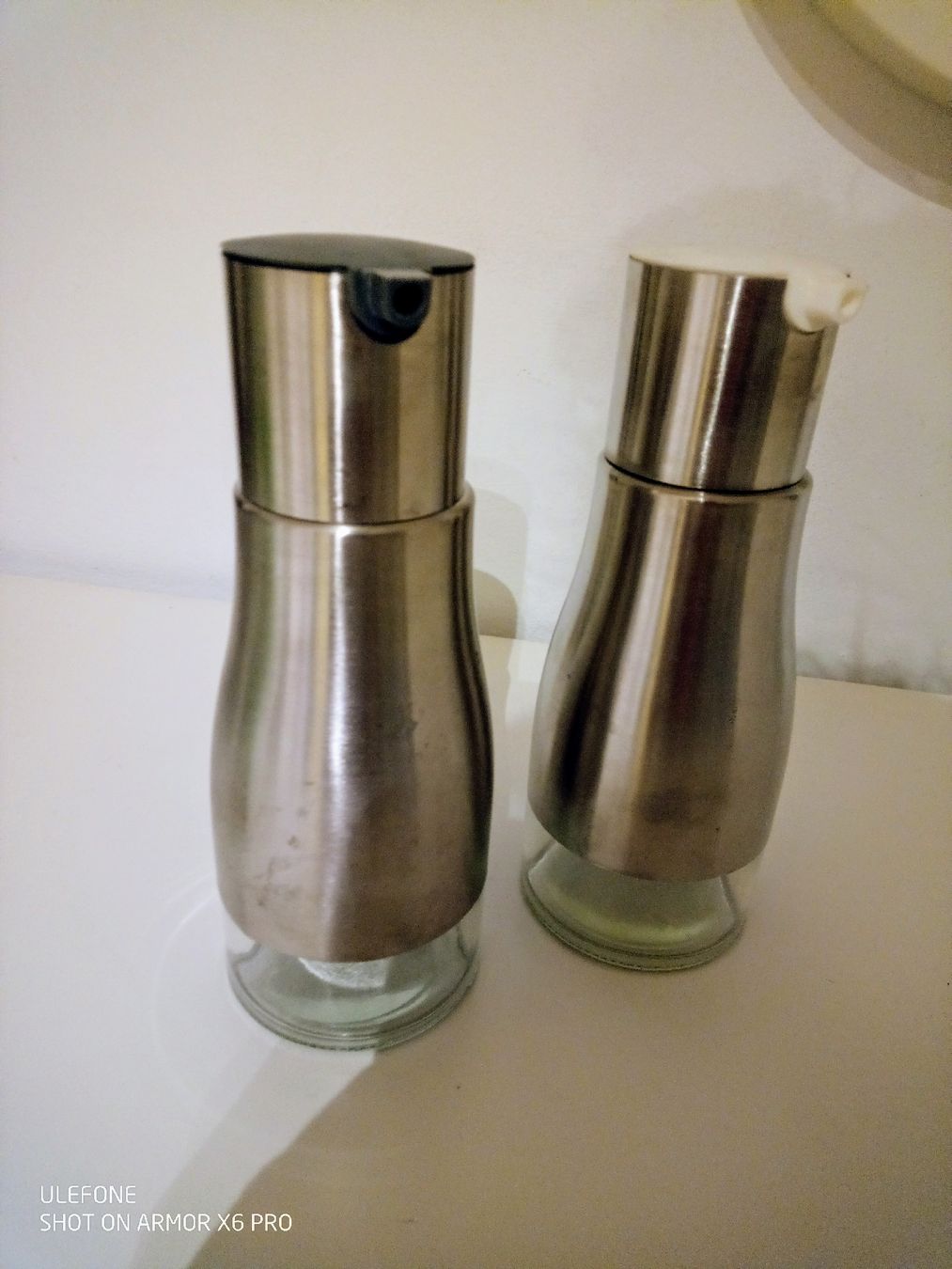 Gas-Geräte & -Technik: Öl / Essigspender Set, Edelstahl/Glas/Esstisch oder Küche – Gebraucht aus Volketswil von Car1 1