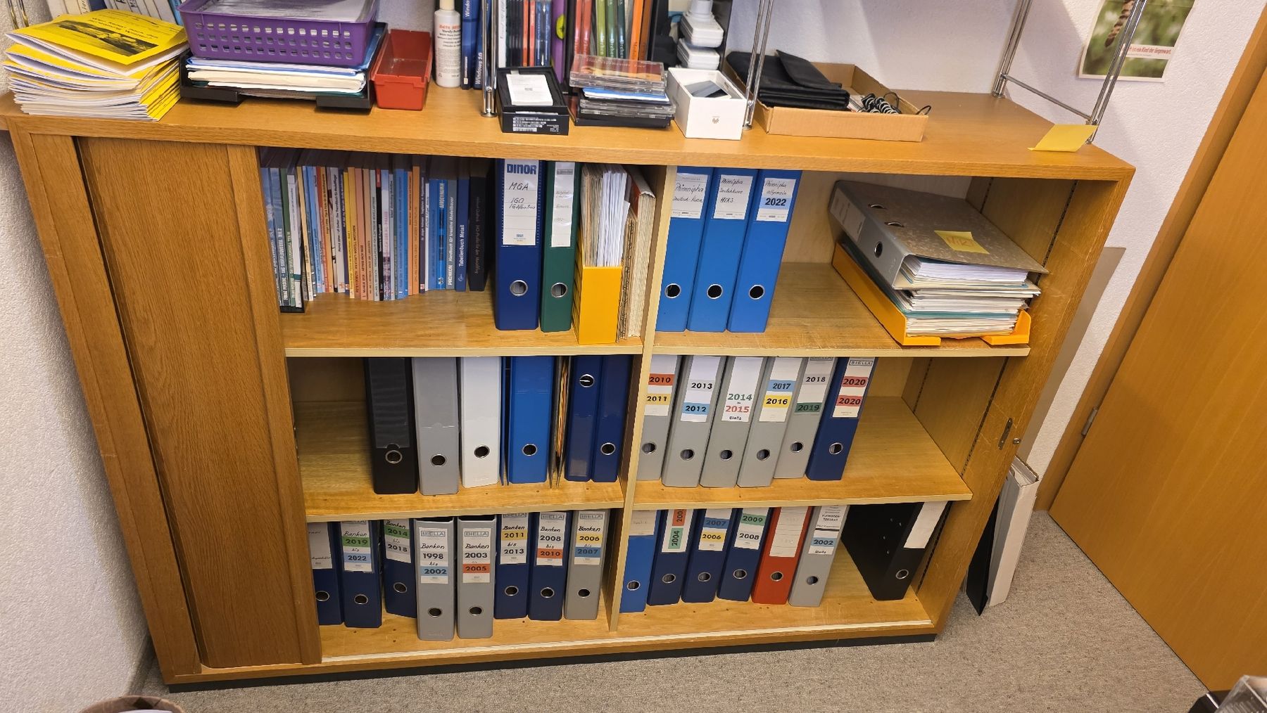 Cassettiere: Aktenschrank mit Rolltür – Usato da Dotnacht venduto da Humanus_Verkauf