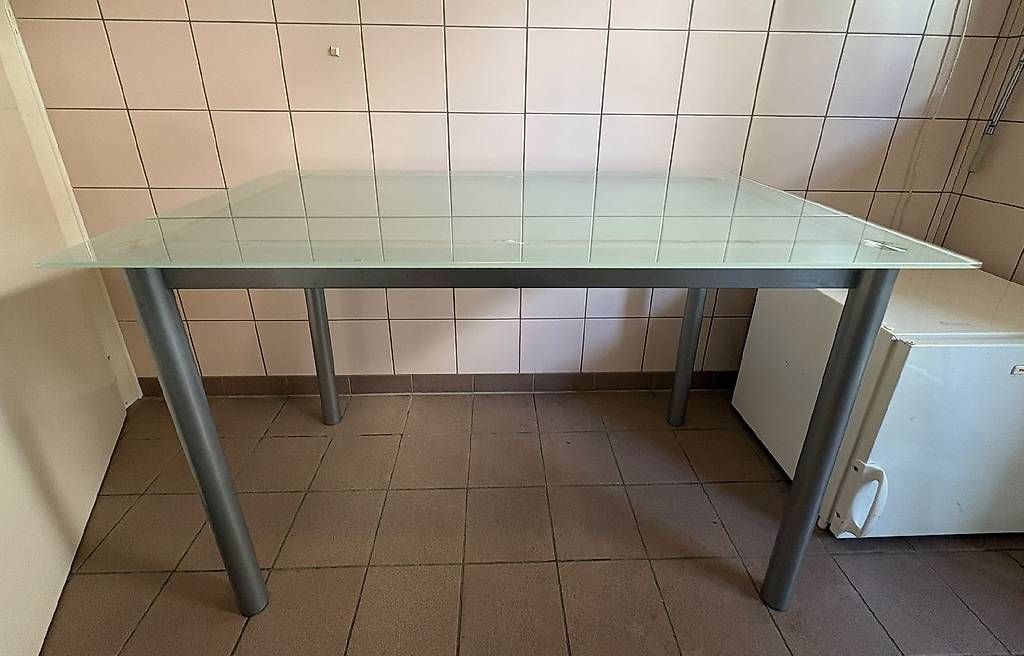Tische: Küchentisch mit Glasplatte – Gebraucht aus Cottens FR von Angela0111114 1