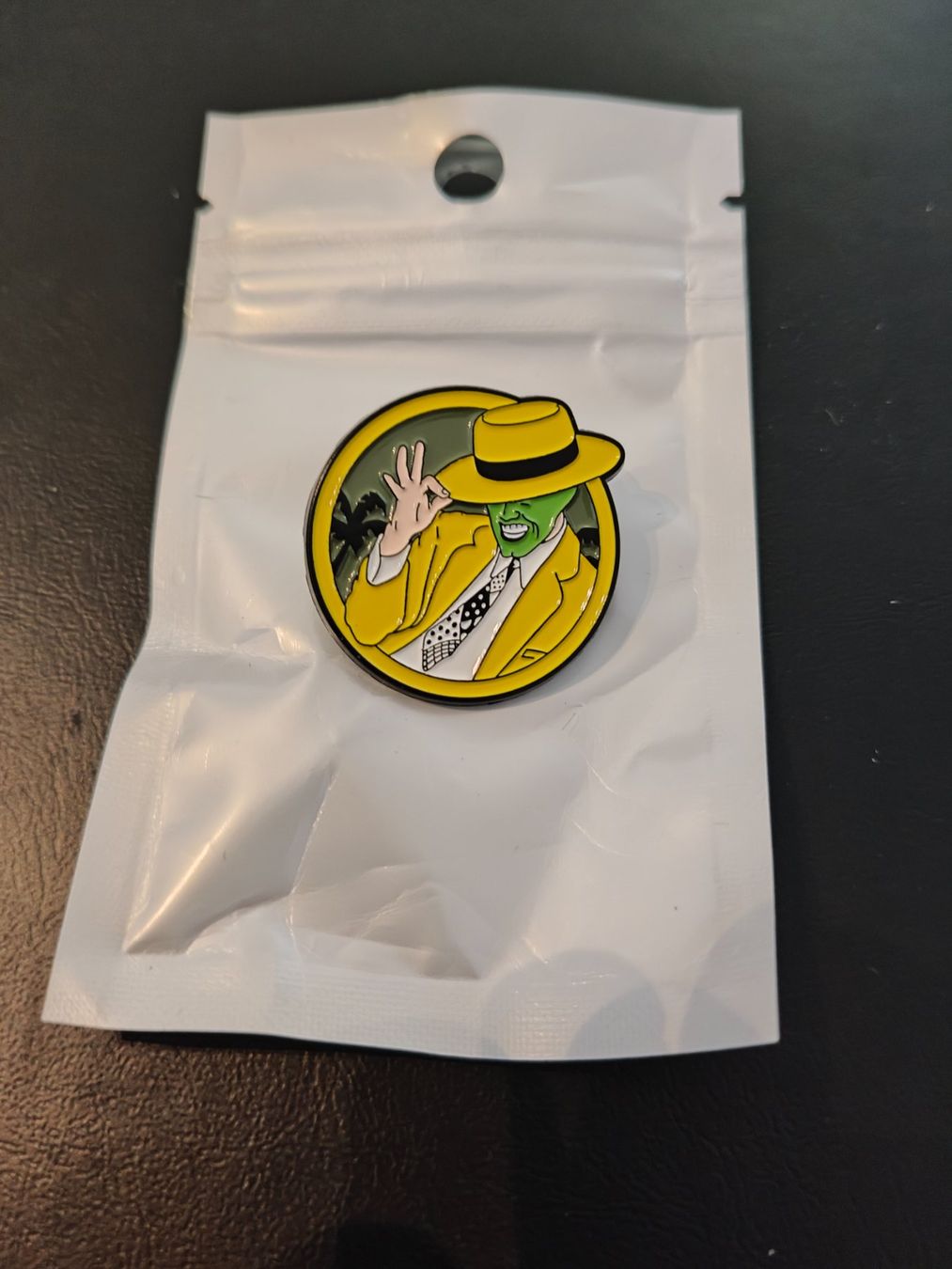 Spille & Fermagli: Die Maske / The Mask Pin – Nuovo e nell'imballaggio originale da Vaglio venduto da Dabia