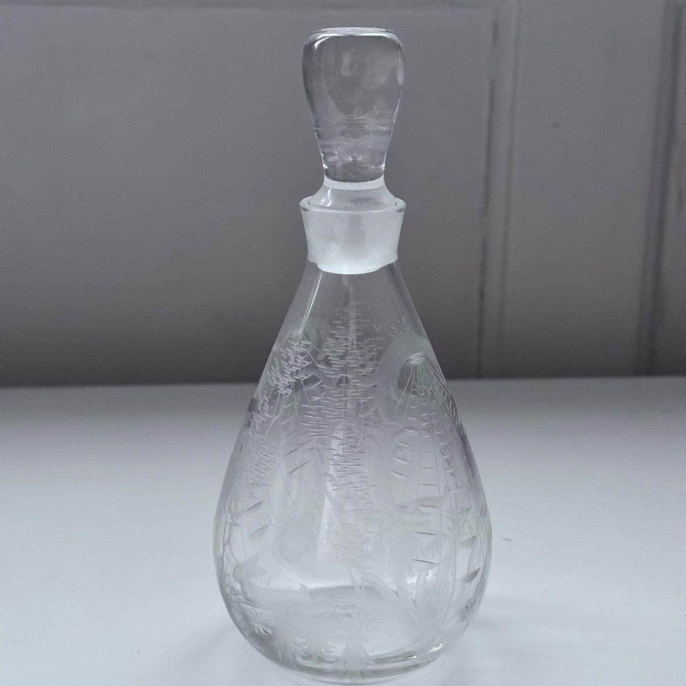 Altro in Stoviglie & Bicchieri: Kleine Karaffe / Essigflasche mit eingeschliffenem Jagdmotiv – Usato da Thun venduto da houzli