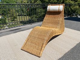 Schöne Rattan-Liege (Lounge Chair) mit Kopfpolster