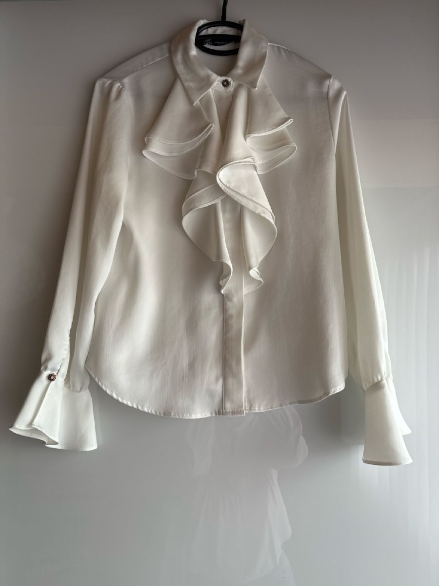 Zara Camicette: Zara weisse Bluse mit Rüschchen Grösse XS – Usato da Buchs AG venduto da Dasmusstduhaben