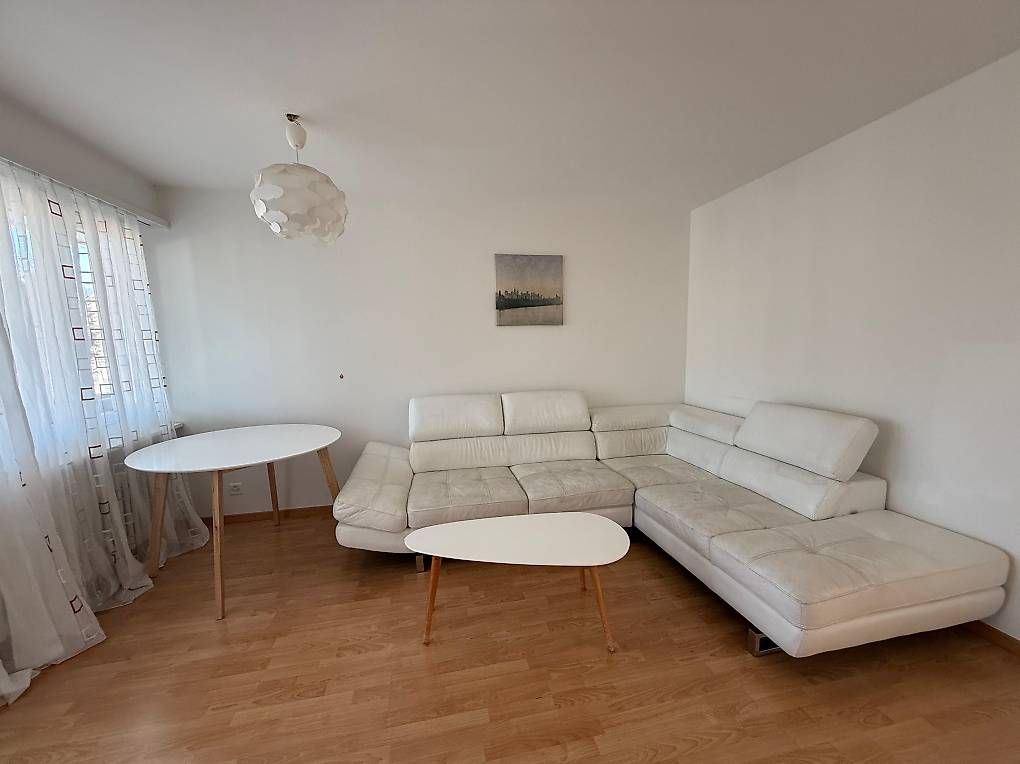 Tables: Gratis: Ecksofa, Tisch, Couchtisch – D'occasion à Willisau par ker_mzk5