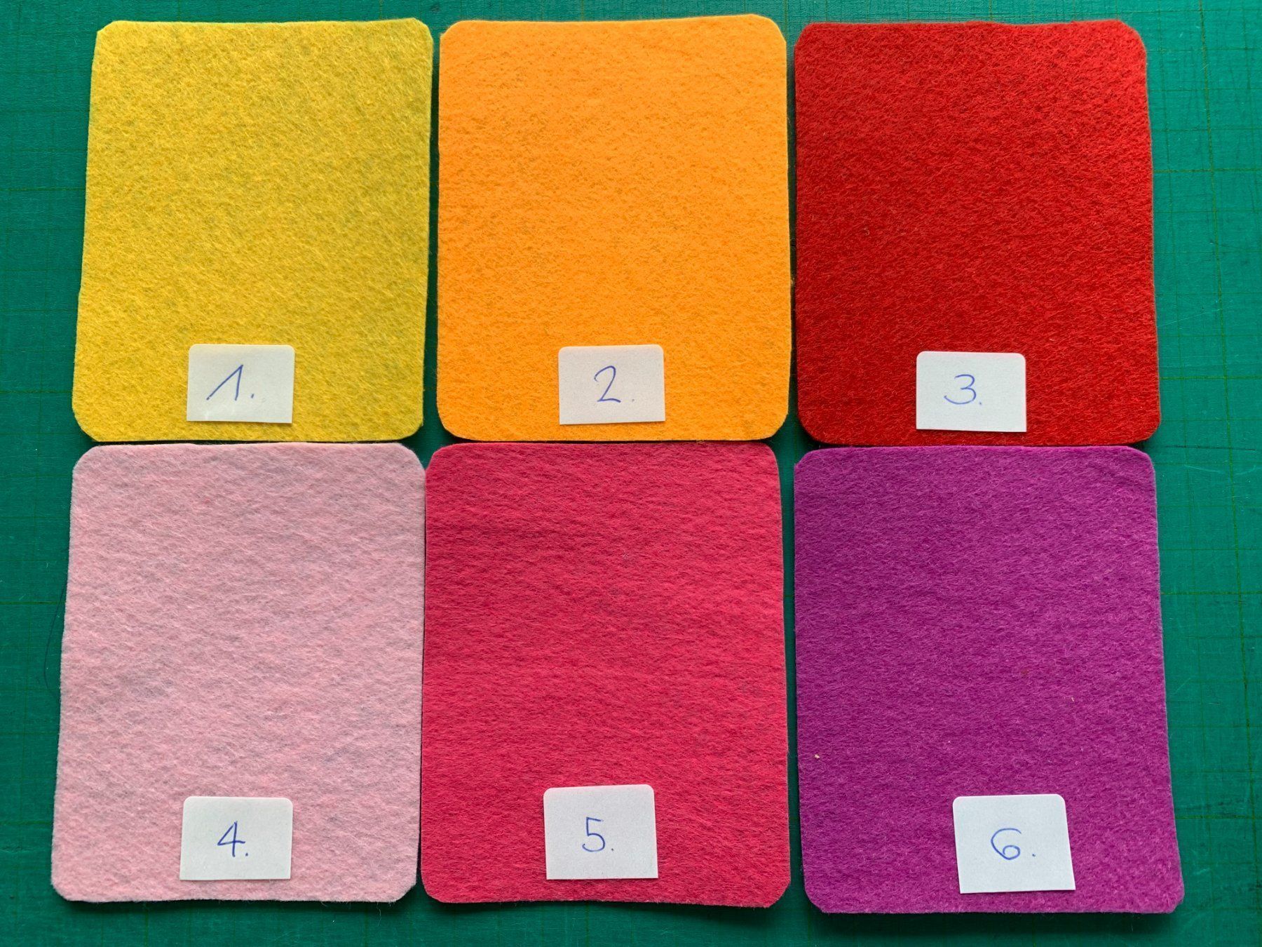 Tessuti: 100cmx84cm dünner Bastelfilz, ca. 1mm dick – Nuovo (secondo la descrizione) da Worb venduto da farben20zauber