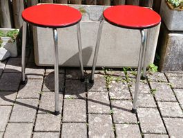 1 Paar alte Dreibeinhocker