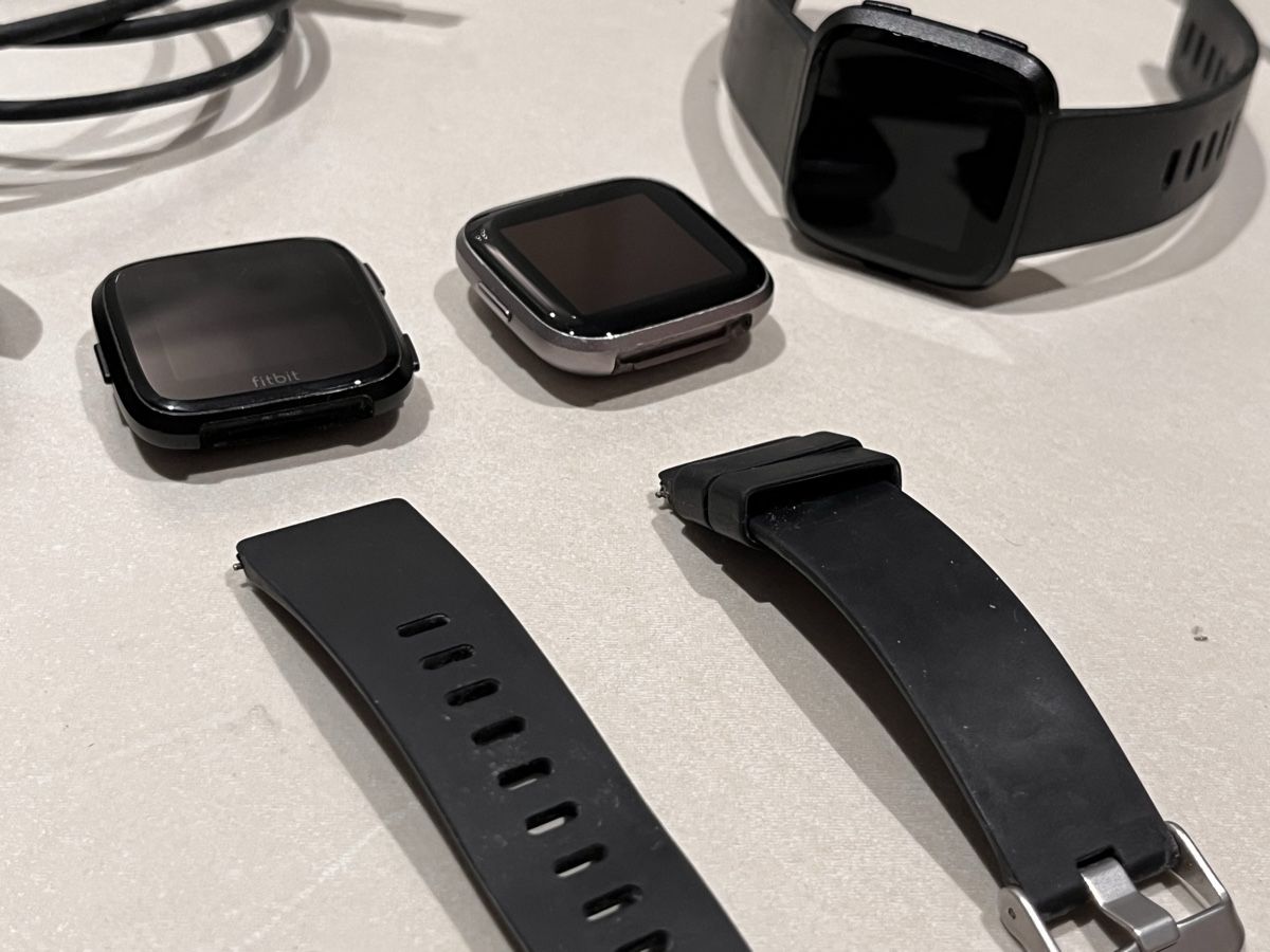 Fitbit Smartwatch: 3x Fitbit Versa  – Gebraucht aus La Neuveville von Oxalis-Studios 1