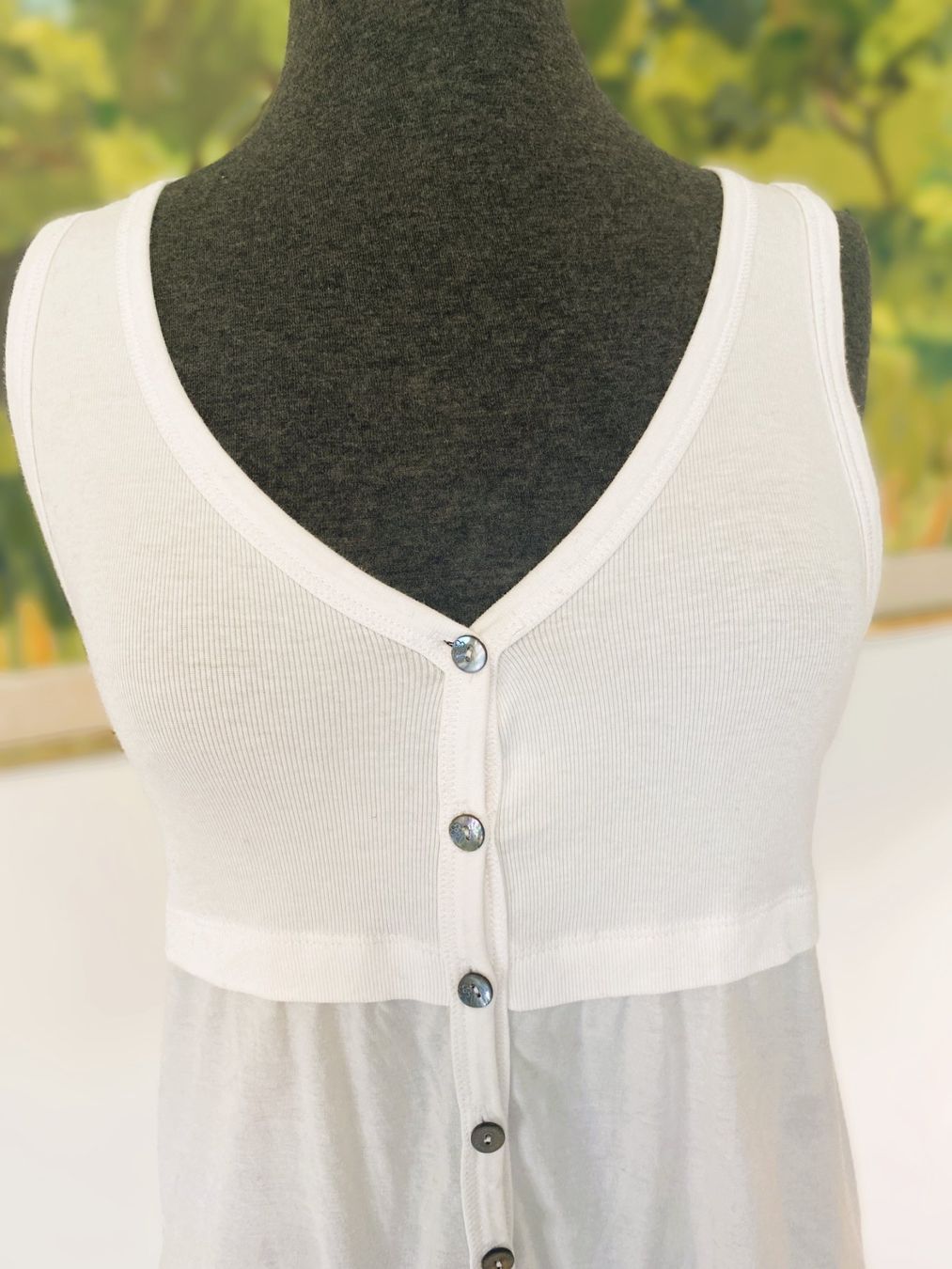 Marc Cain T-Shirts: MARCCAIN weisses Basic Shirt mit Perlmuttknöpfen N3 – Gebraucht aus Allschwil von Rosenfee 5