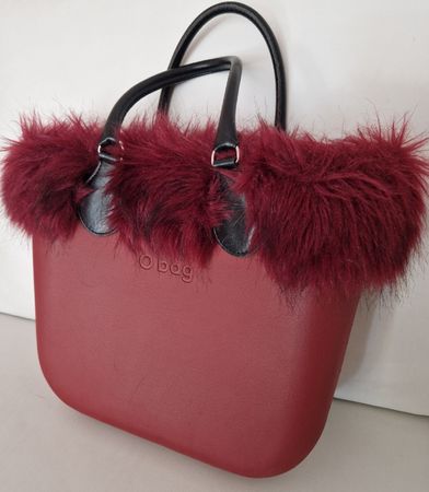 O Bag bordeaux con bordo pelliccia