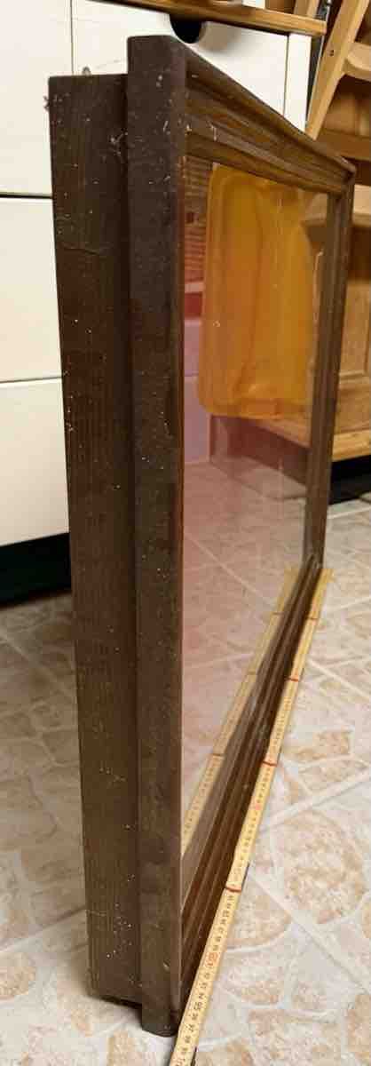 Vitrinen: Holzrahmen Vitrine mit rotem Stoff – Gebraucht aus Fribourg von Fmia 3
