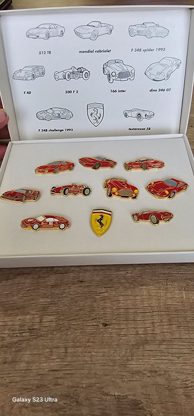 Ferrari Placchette & Badge: 10er Set Ferrari Pins – Usato da Wädenswil venduto da allesmussraus01