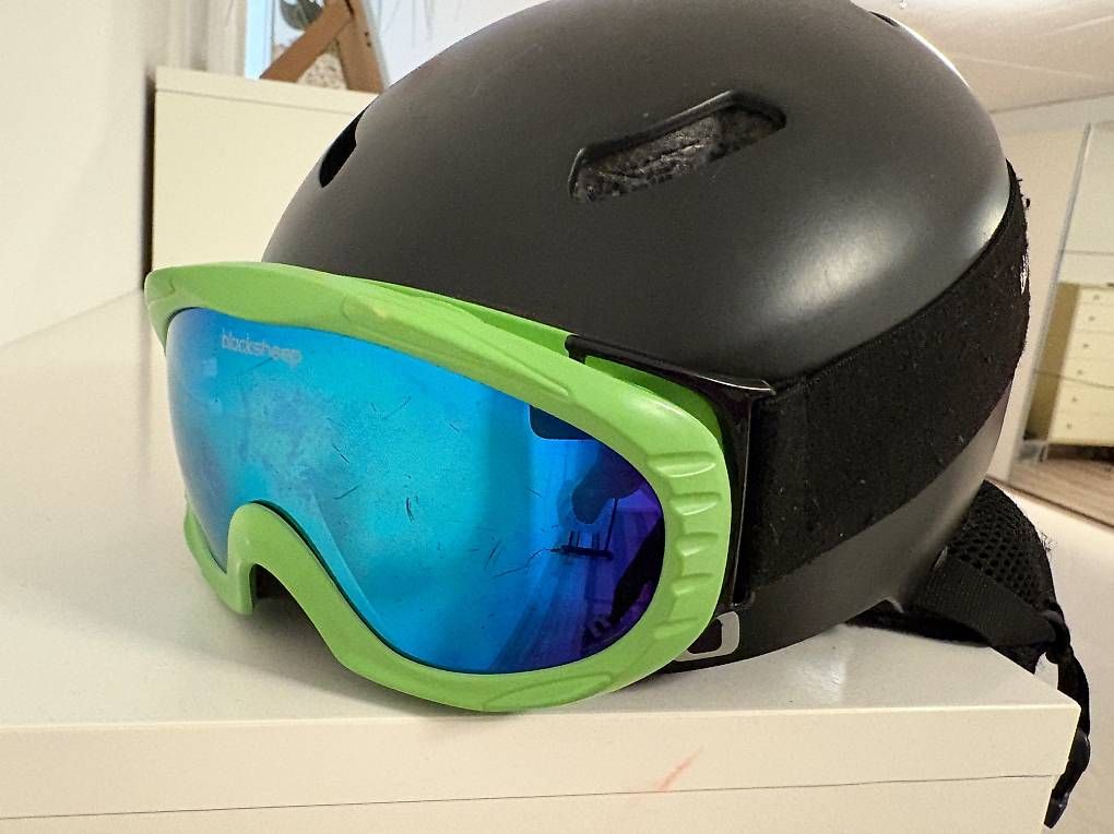 Caschi: Casque de ski enfant avec lunettes – Usato da La Tour-de-Peilz venduto da nad_6w85