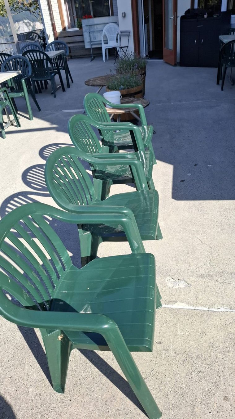 Chaises: Gartenstühle grün 4er Set stapelbar – D'occasion à Engelberg par LightTech