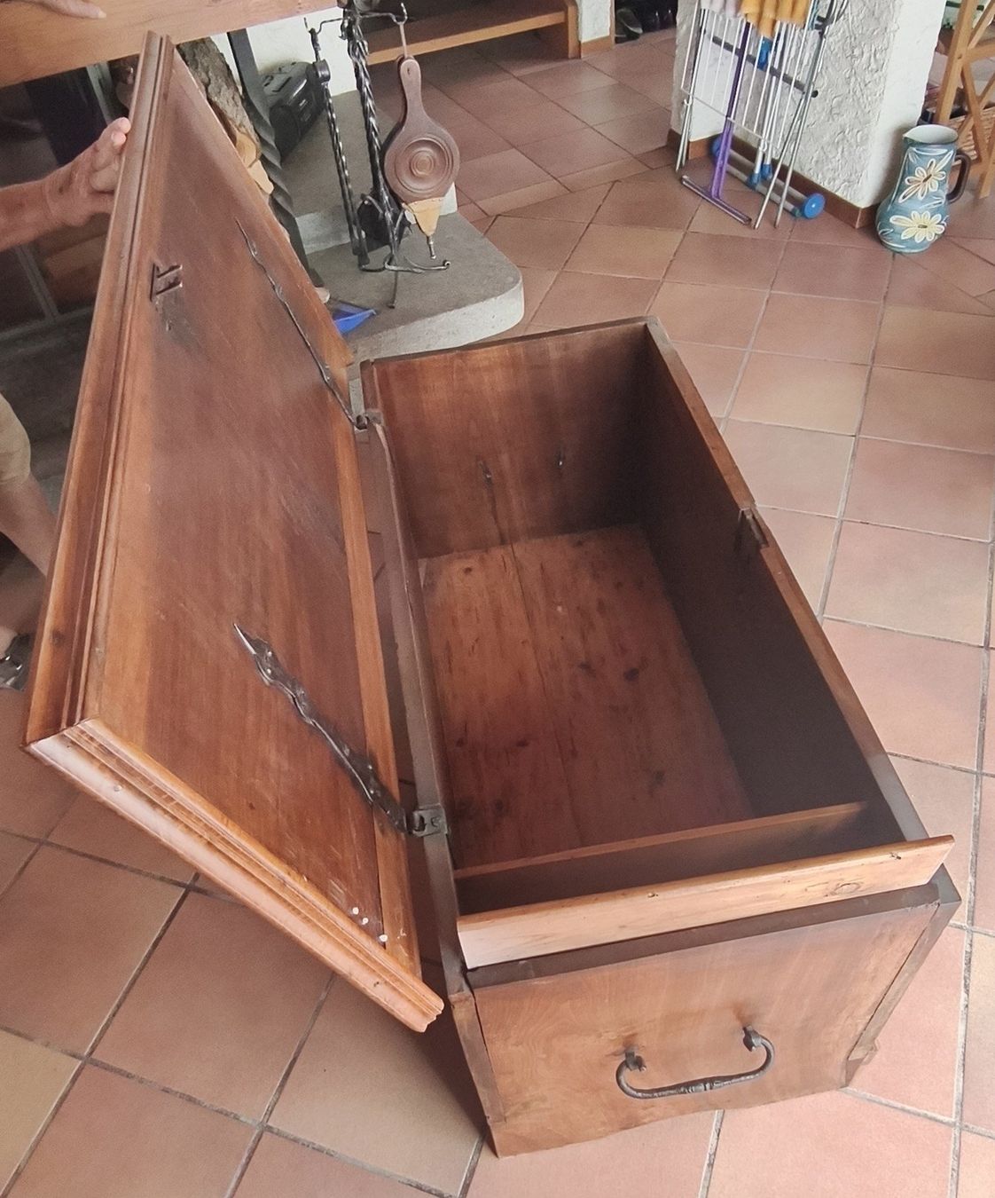 Truhen: Coffre en bois sculpté – Gebraucht aus Cheyres von Alex60 1