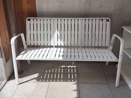 VERKAUFT! Gartenbank weiss Metall Lamellen guter Zustand