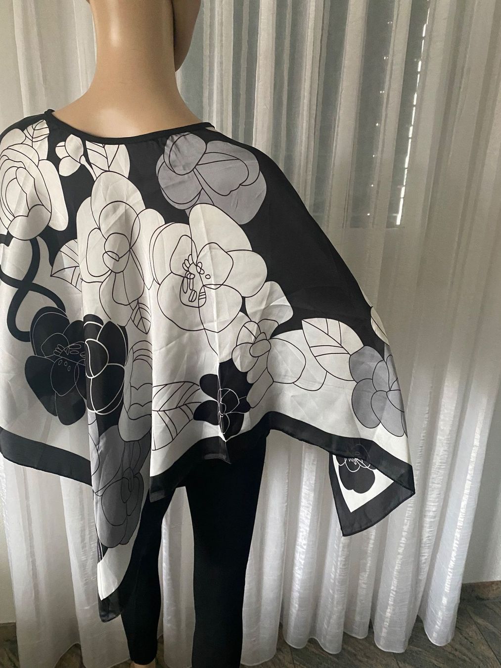 Camicette: edler/stylischer Blusen-Poncho,Silk-Feeling,1 Size – Nuovo e nell'imballaggio originale da Winkel venduto da ferrari2022 6