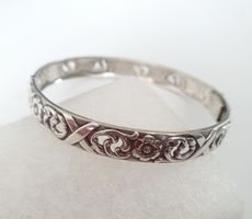 Jungendstil Armreif aus 835 Silber mit floraler Gravur
