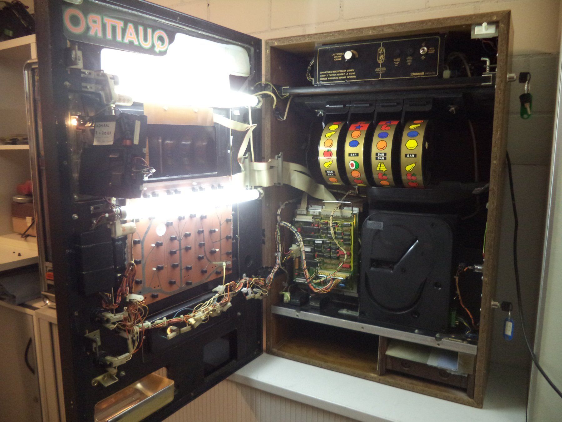 Slot Machine: blauer Admiral QUATTRO 20 – Usato da Adlikon b. Regensdorf venduto da Max3 4