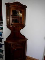 Antiker schöner alter Eckschrank