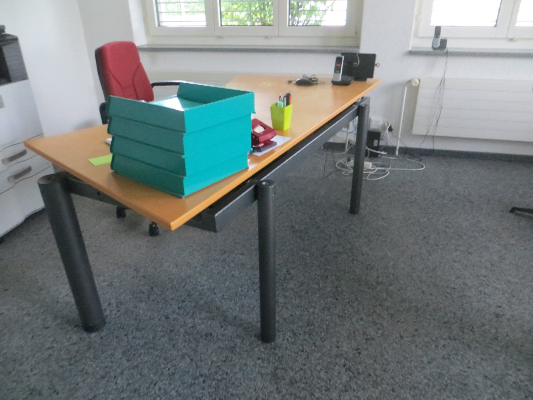 Scrivanie: Schreibtisch mit Schubladenschrank – Usato da Allenwinden venduto da Elbruba 1