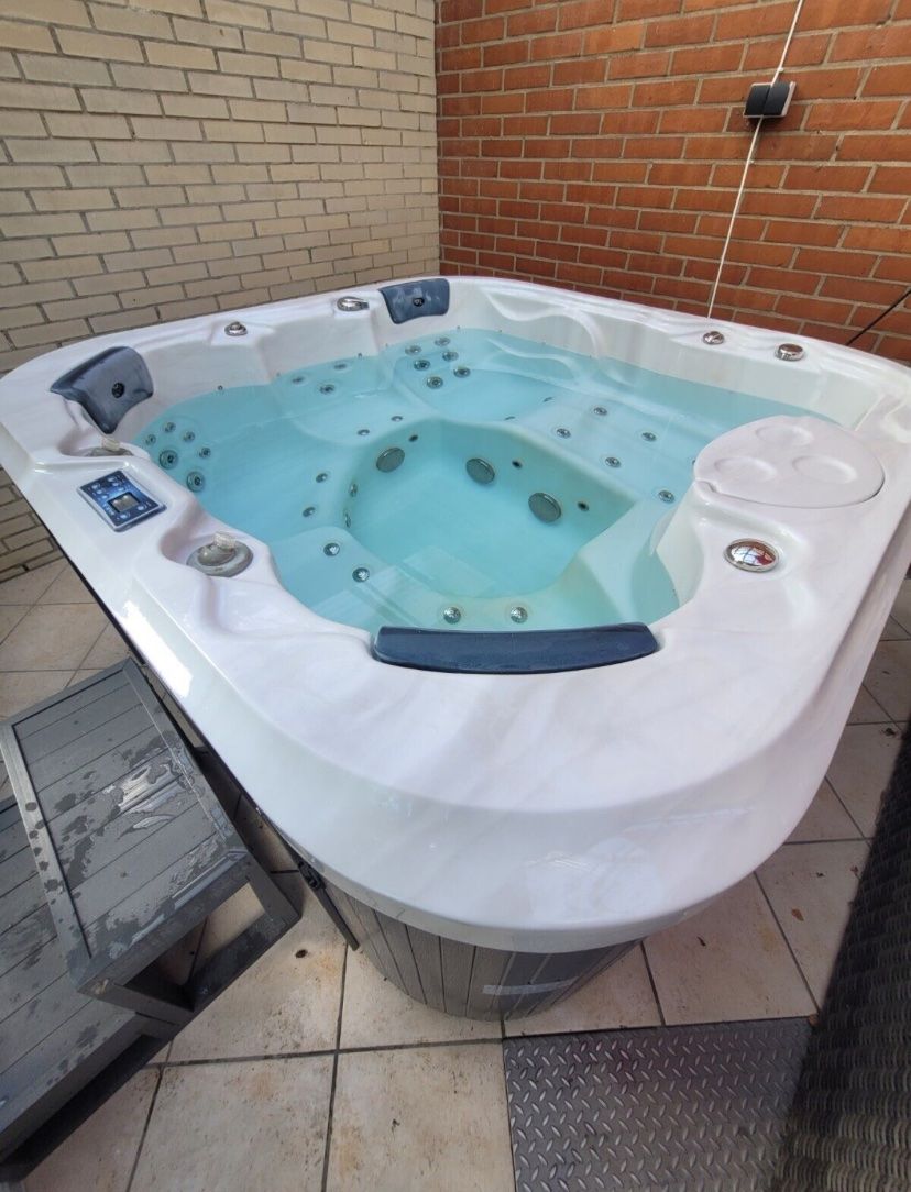 Whirlpool: Whirlpool Innen/Außen 2m X 2m – Gebraucht aus Weiach von  1