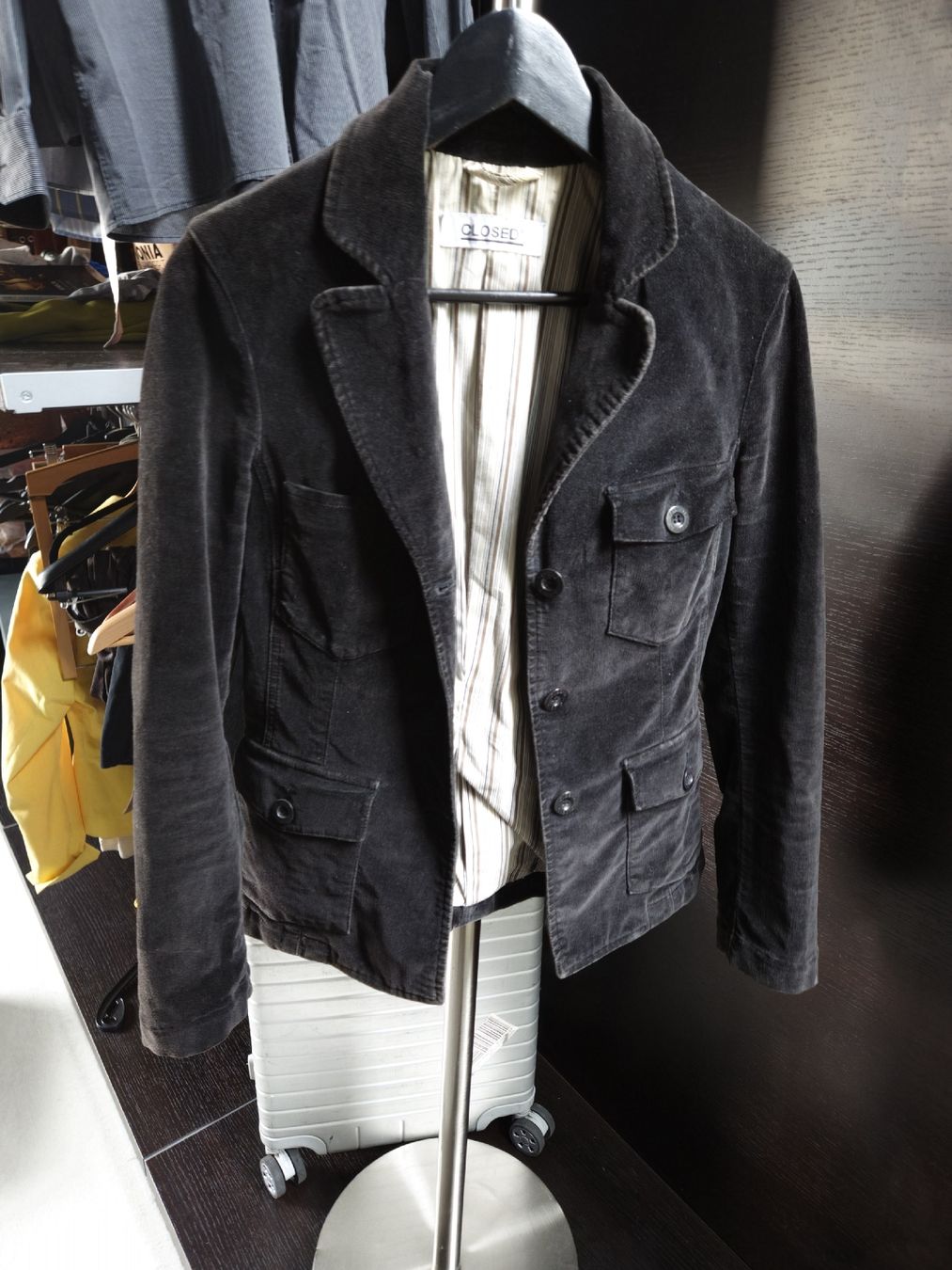 Closed Jacken: Lässiger schwarze CLOSED Samt  Blazer Jäckchen Gr.S – Gebraucht aus Geroldswil von viv_vs9r 1