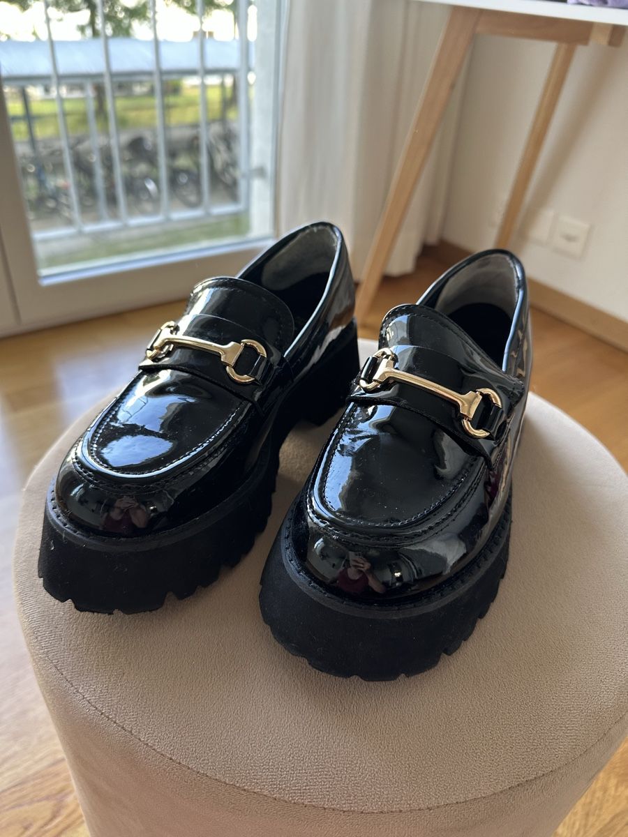 Scarpe da donna: Schwarze Lack Loafer mit Plateausohle – Usato da Olten venduto da sar_zs6d