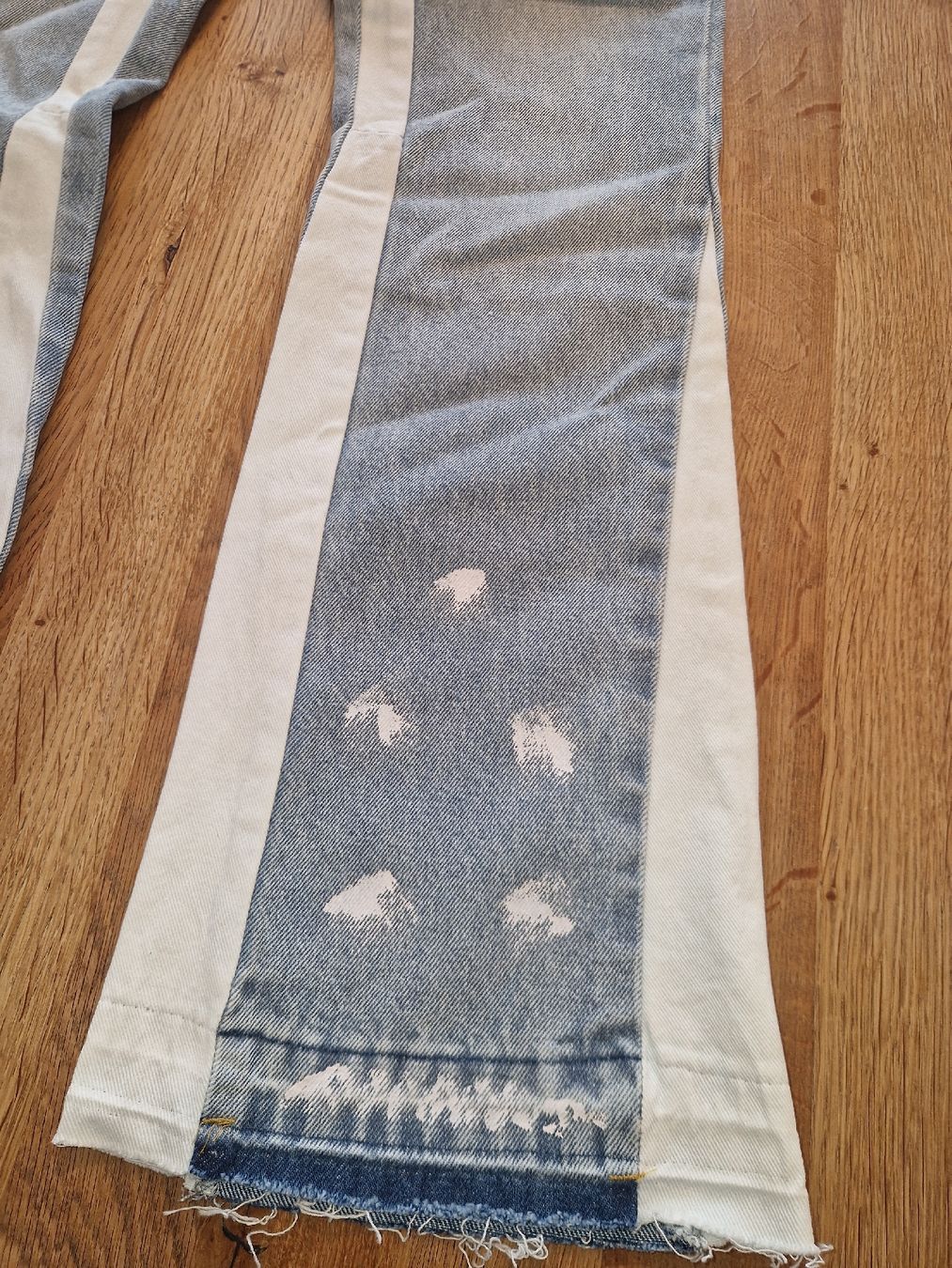 Jeans: Stylische Jeans mit Seitenstreifen – Neu und originalverpackt aus Gwatt (Thun) von Letzte-Chance-III 1