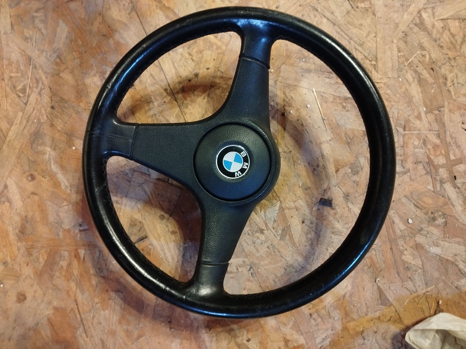 BMW Tutti pezzi di ricambio auto: volant original Bmw E30 325 ix  – Usato da Neuchâtel venduto da lyd_67kk