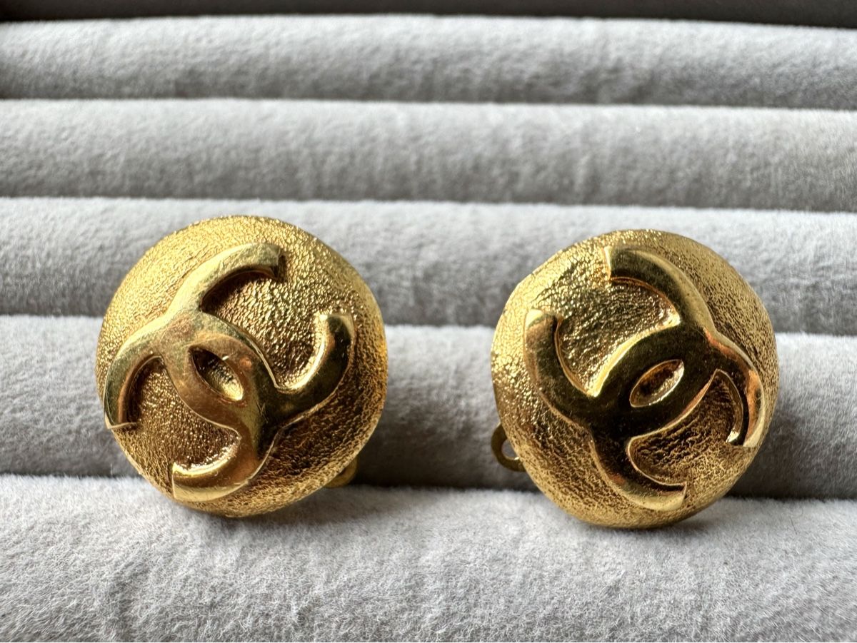 Chanel Ohrringe & -stecker: Chanel Gold CC Ohrclips Vintage – Gebraucht aus Kriens von hannaandkiko 8