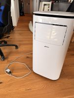 Klimaanlage Weiss mit Schlauch und Fensterabdichtung
