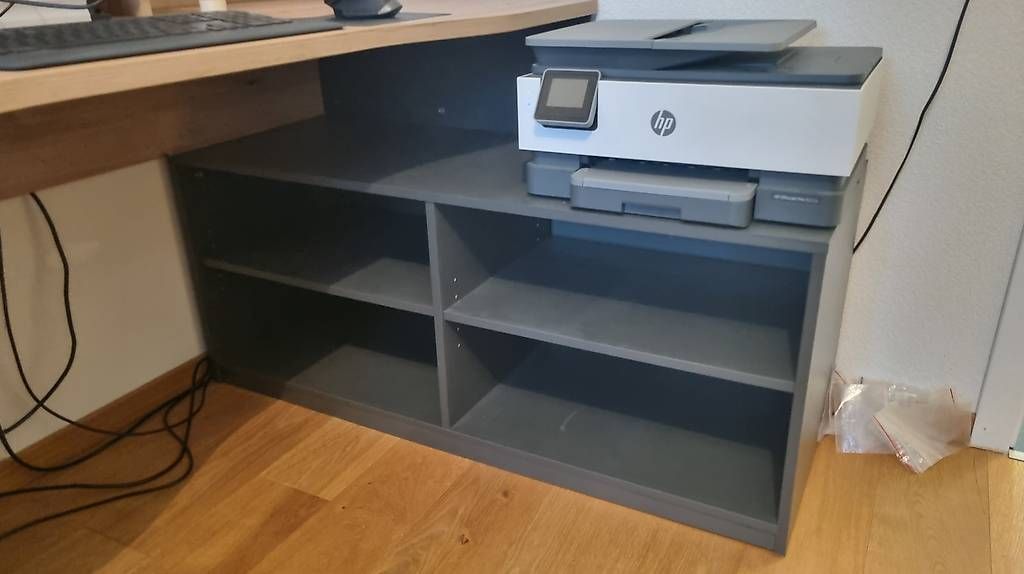 Scrivanie: Grand bureau d'angle + chaise. – Usato da Vionnaz venduto da HERCE 2