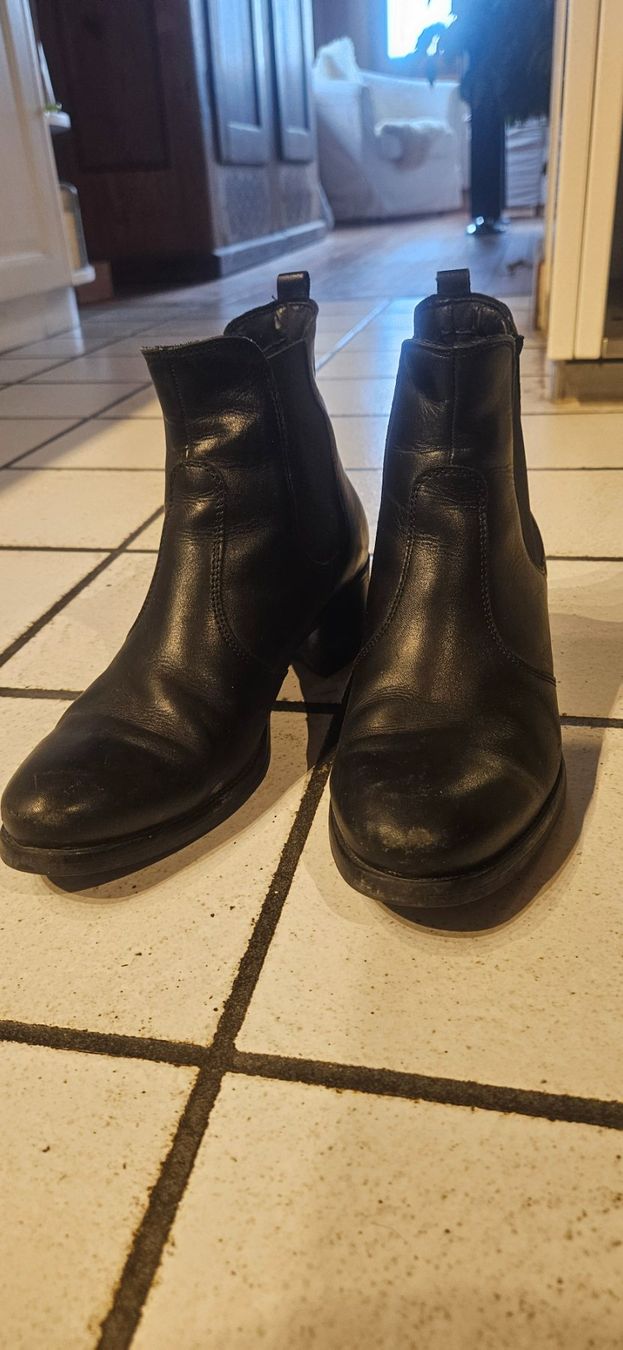 Damenschuhe: Schwarze Stiefeletten aus Leder, Grösse 39 – Gebraucht aus Rosshäusern von Heldin01